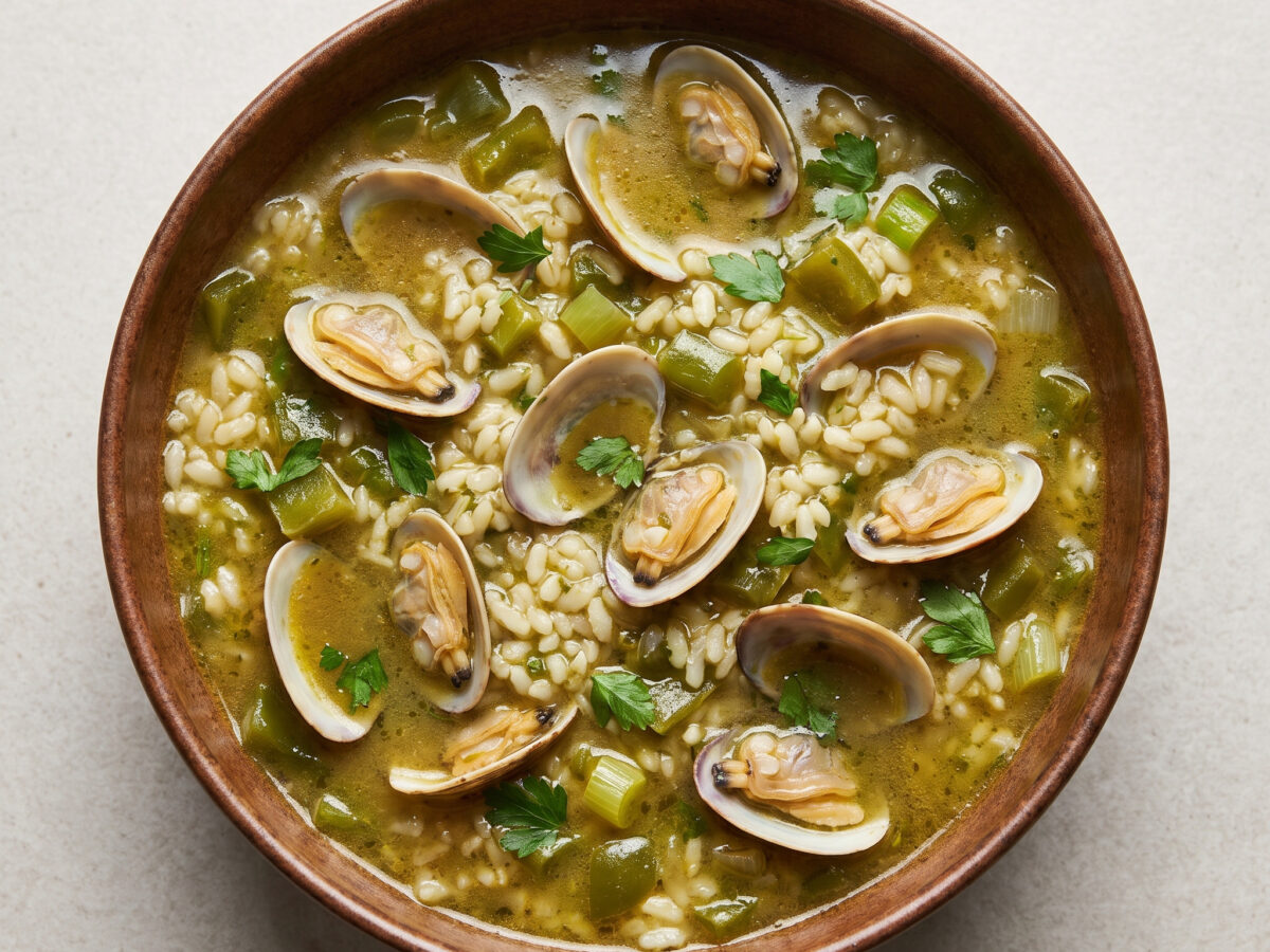 Arroz con almejas en salsa verde