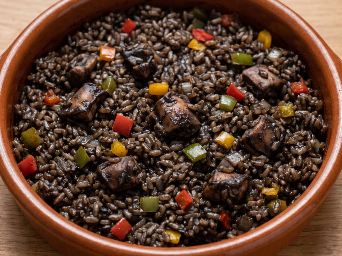 Arroz con chocos al horno: dunkler Ofenreis aus Galicien