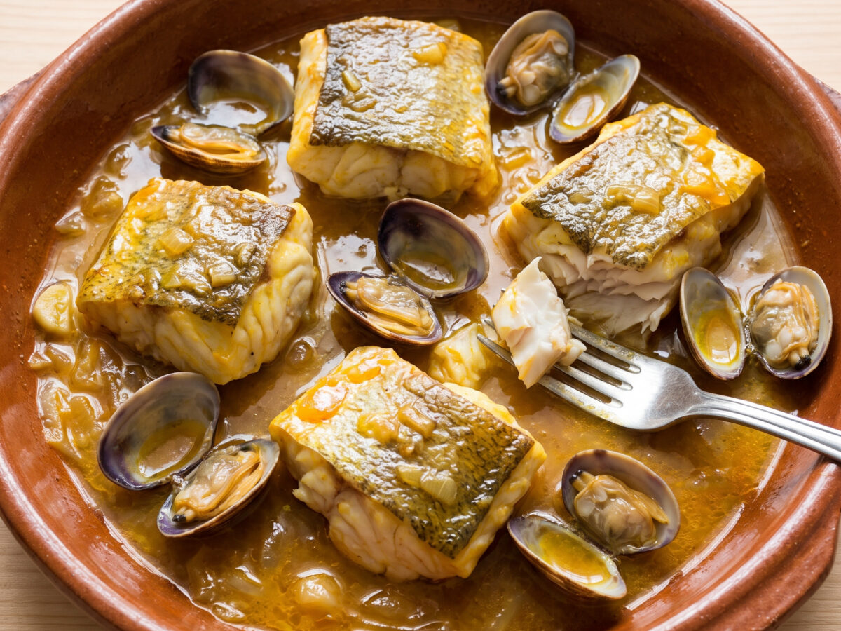 Asturischer Fisch in natürlicher Sidra