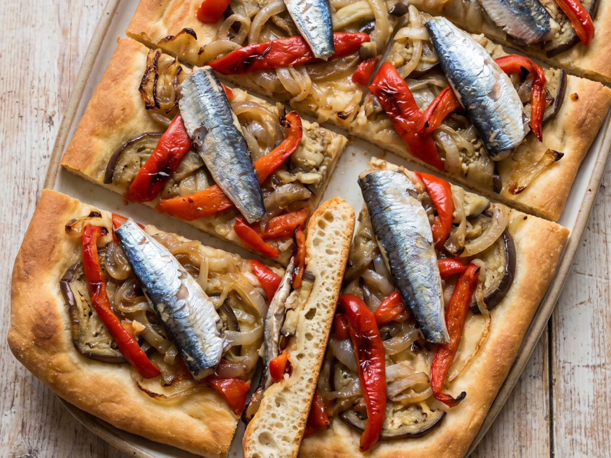 Galicien: Coca de escalivada con sardinas