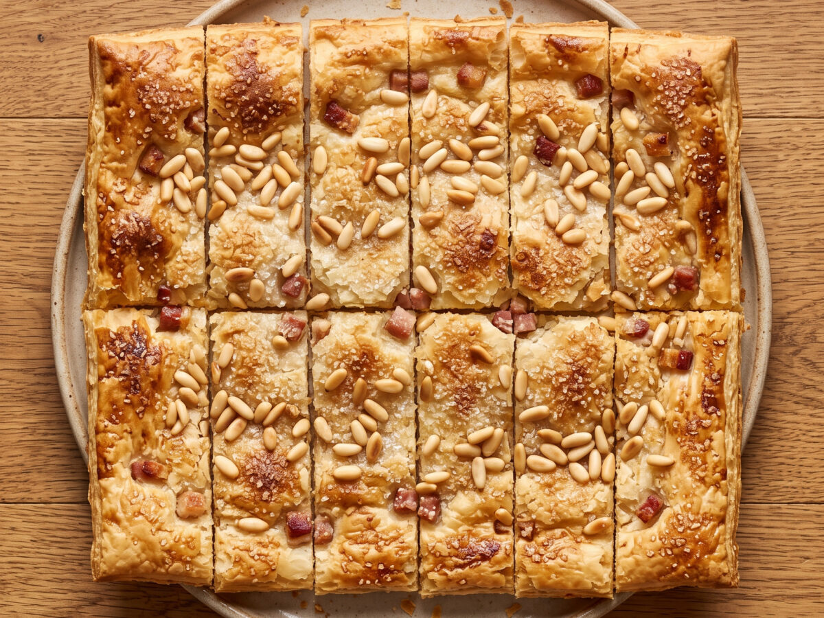 Coca de llardons: süß-salzige Blätterteig-Coca aus Catalunya