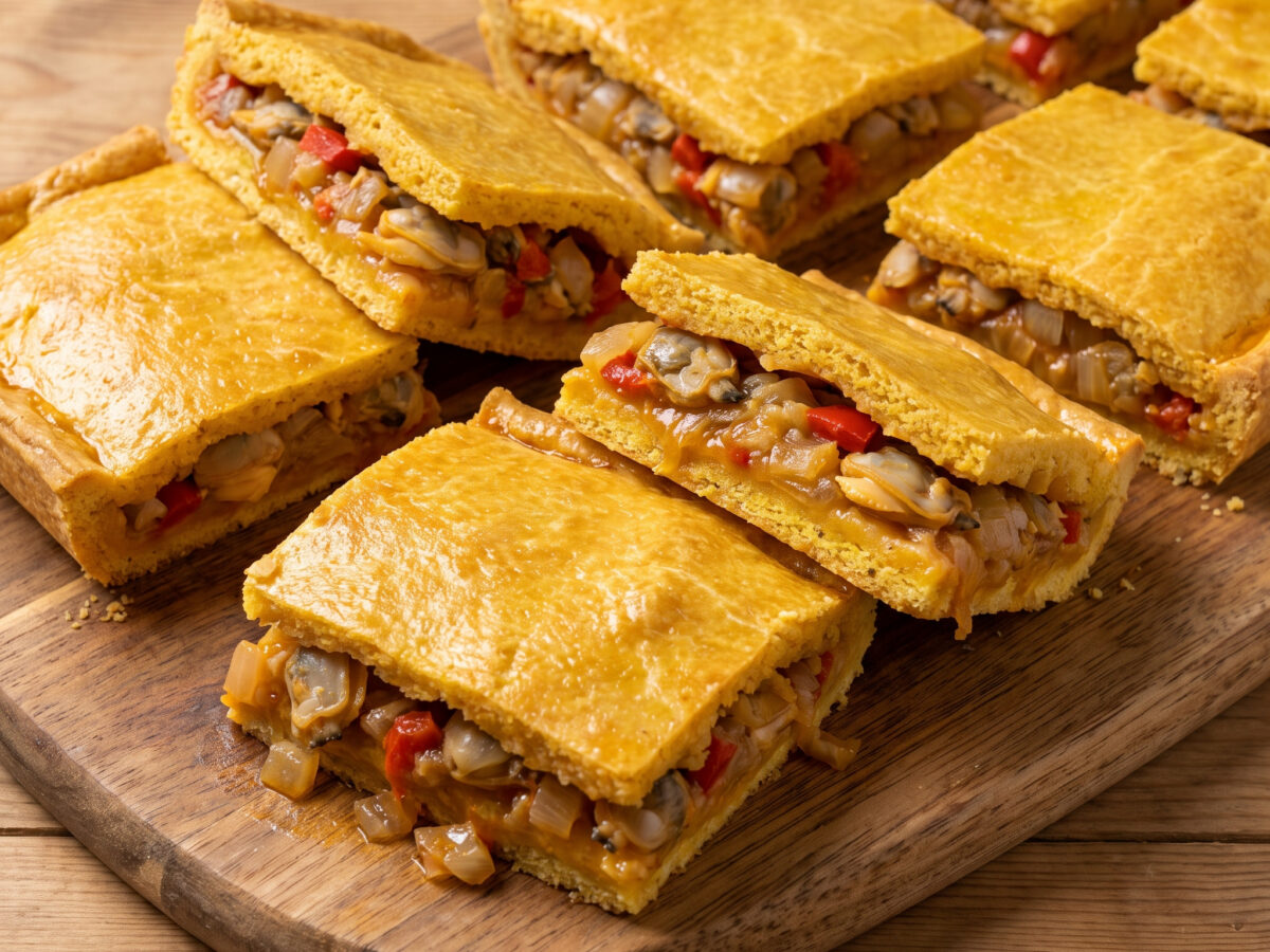 Empanada de millo mit Berberechos aus Galicien