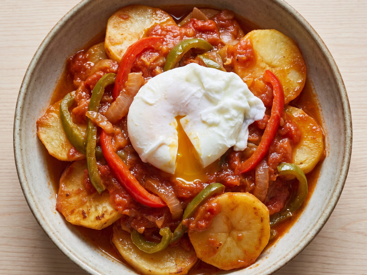 Fritada aragonesa mit pochierten Eiern