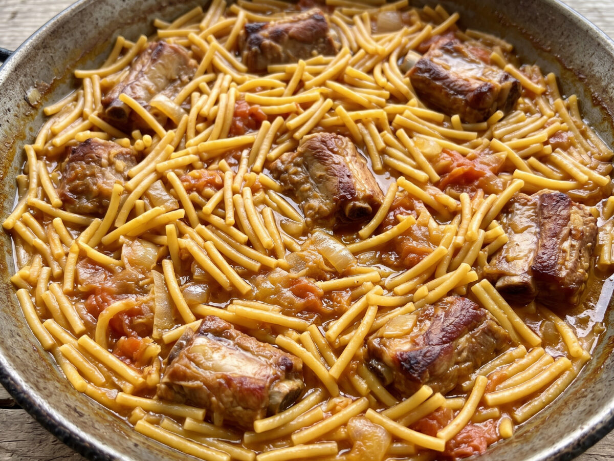 Herzhafte Fideos aus der Rioja-Küche