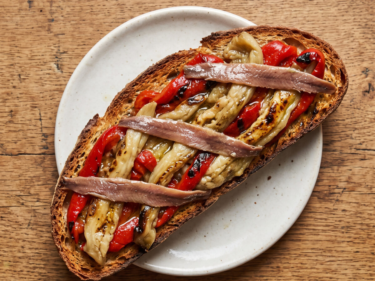 Katalanische Torrada mit Escalivada und Anchovis