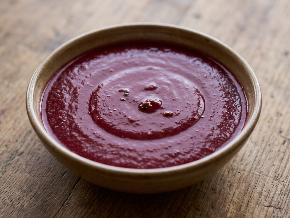 Gazpacho de cerezas mit schwarzem Knoblauch
