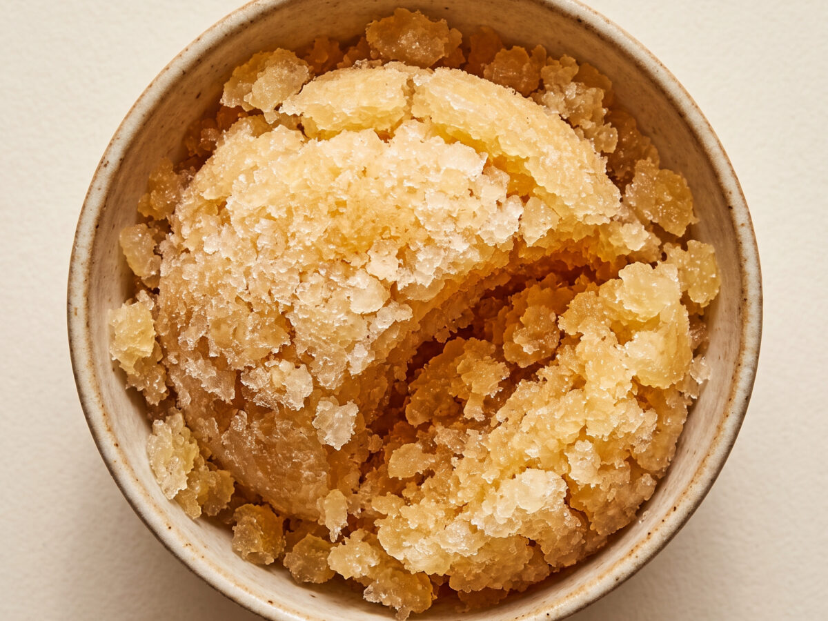Kühle Quitte mit feinen Eiskristallen