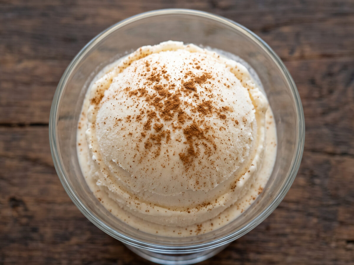 Valencianisches Milchdessert mit Zimt und Zitrone