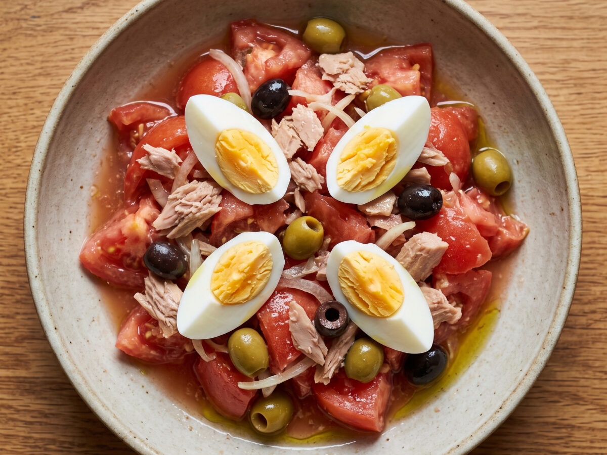 Moje manchego mit Tomate, Thunfisch und Ei