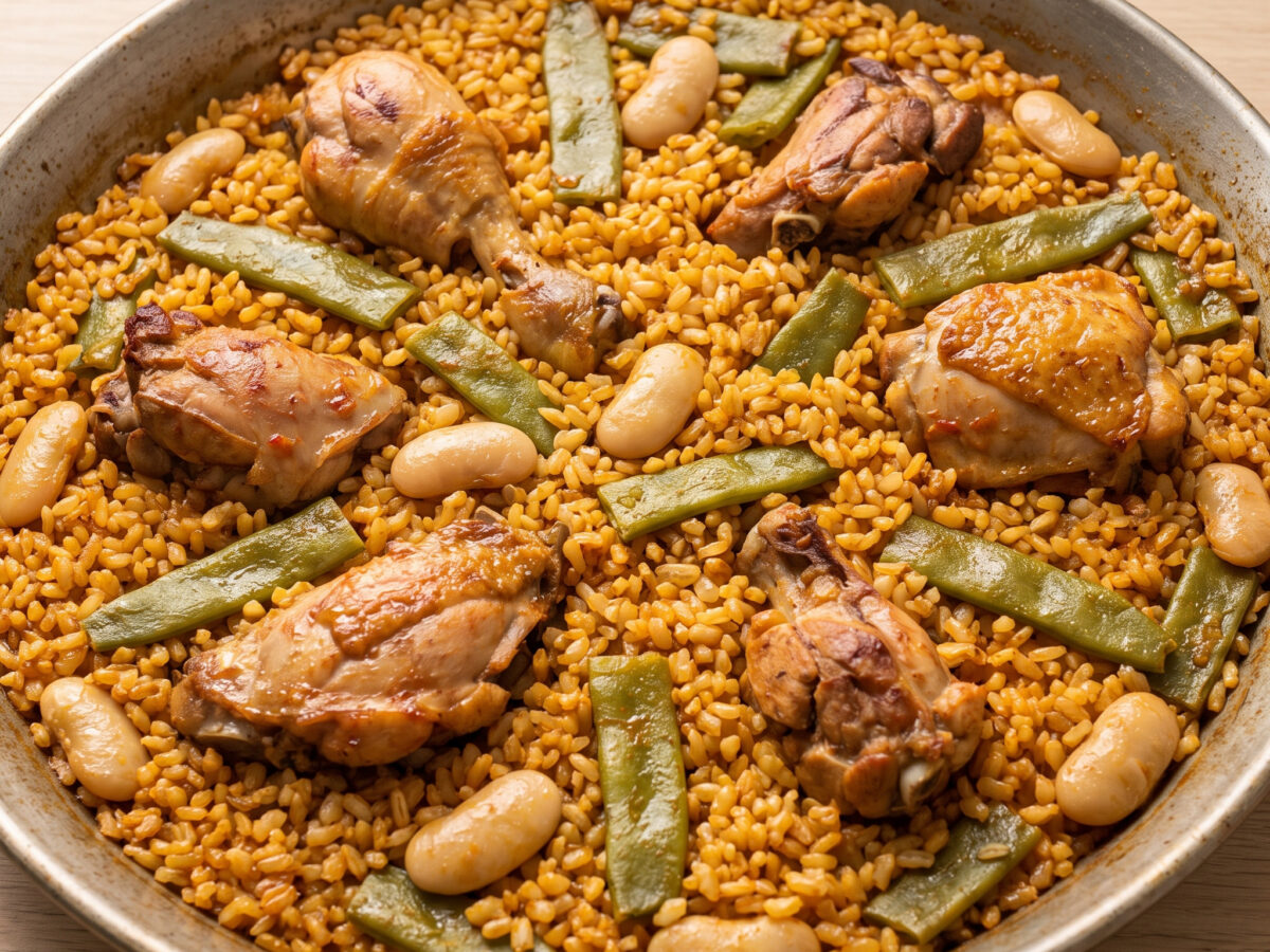 Paella valenciana mit Huhn und Kaninchen