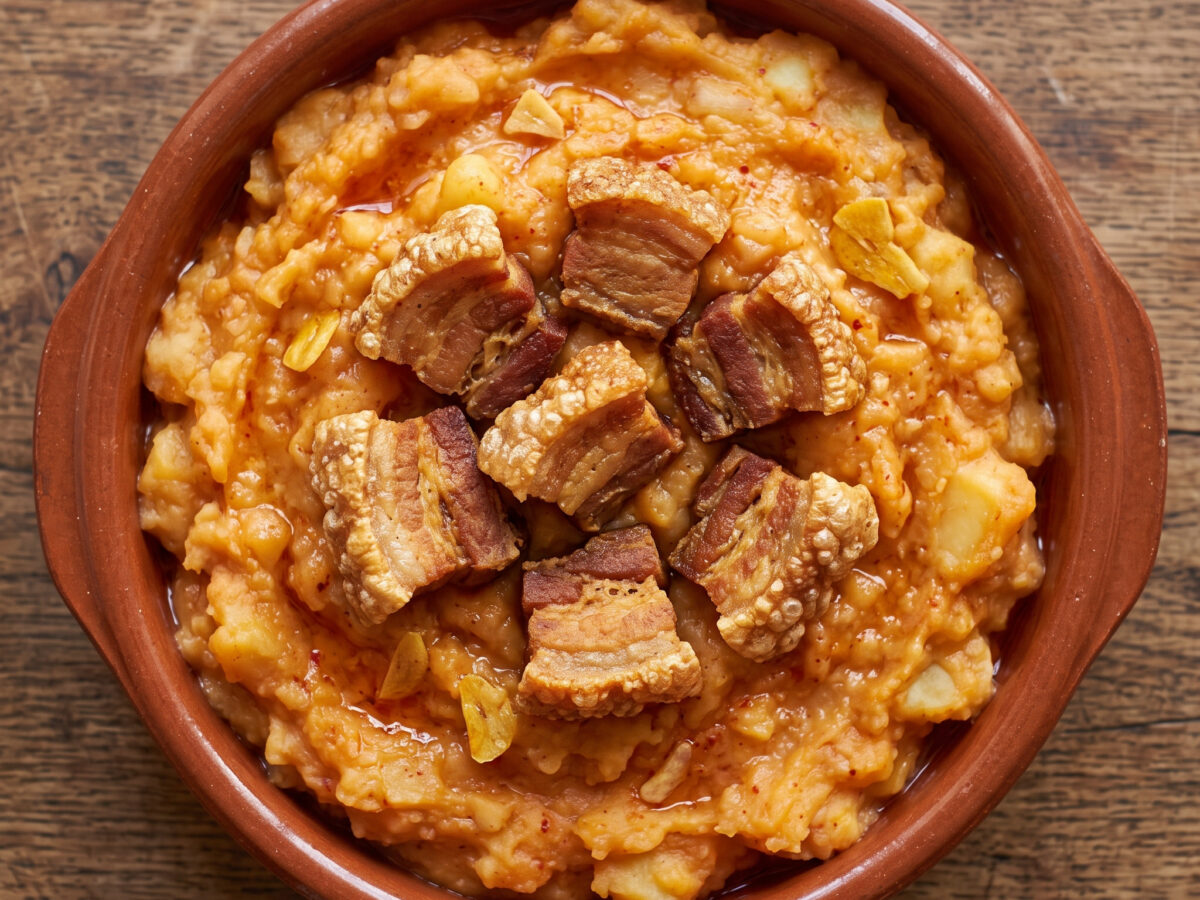 Patatas revolconas mit knusprigen Torreznos