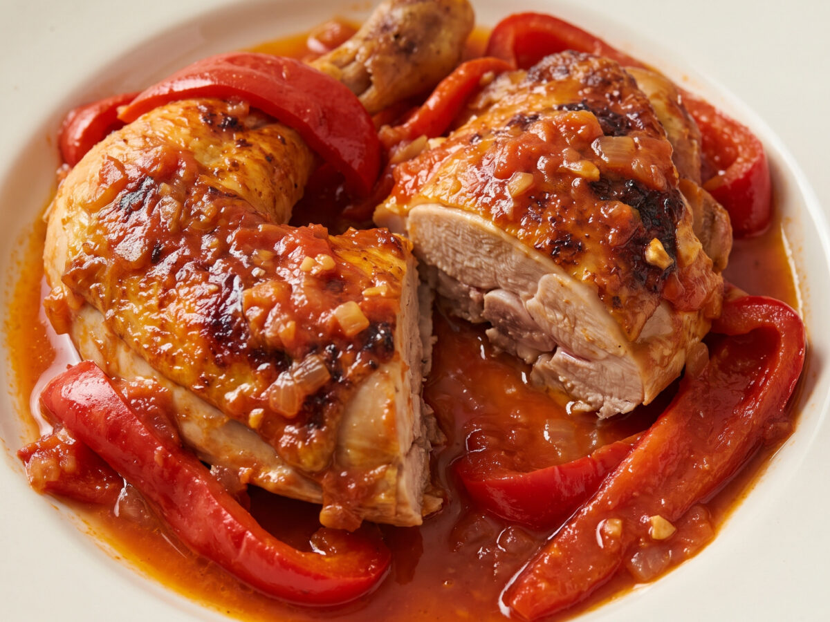 Pollo asado mit Tomate und Paprika aus dem País Vasco