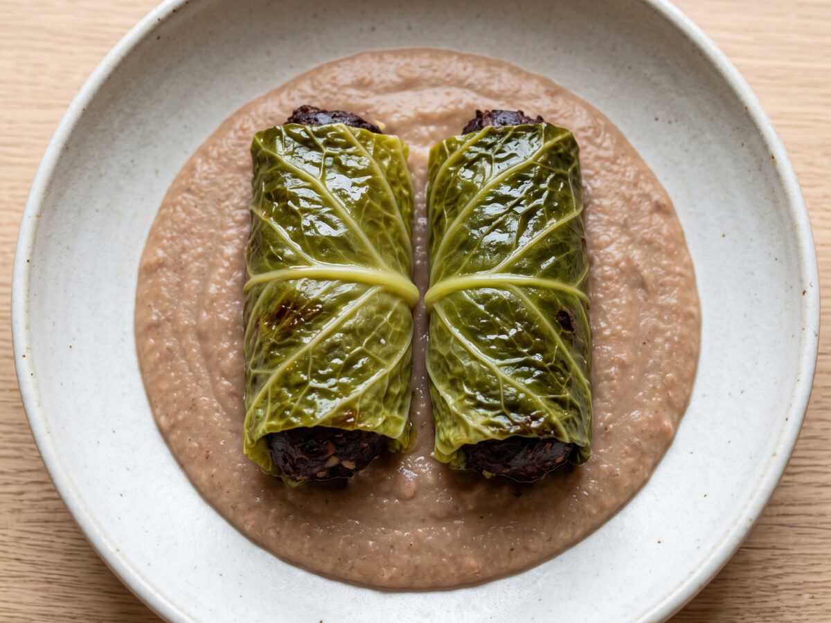 Rollitos de berza mit Morcilla und Bohnencreme
