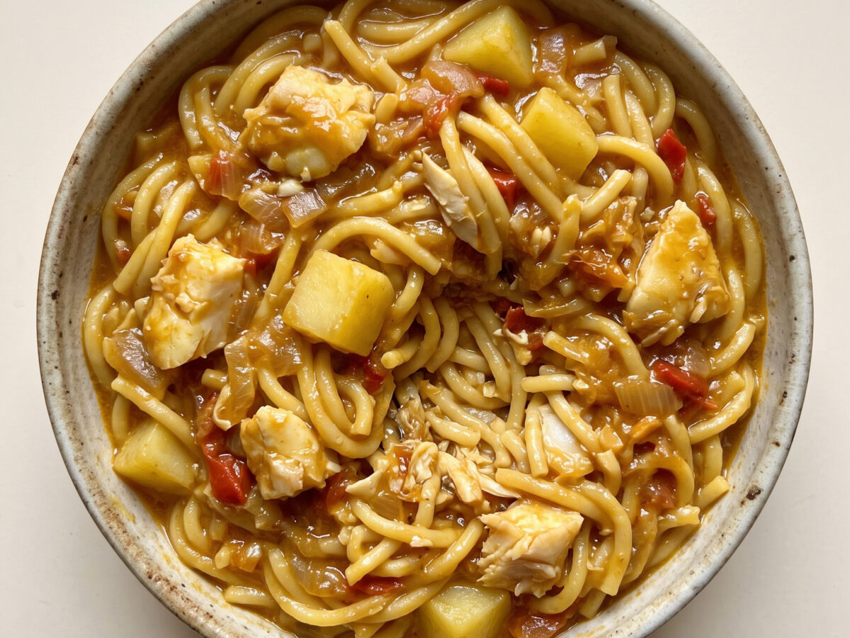 Sämige Fadennudeln mit Bacalao aus der Mancha