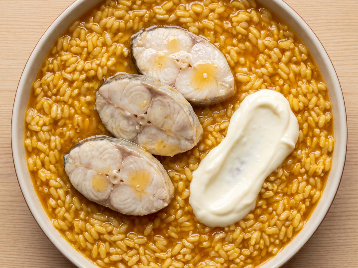 Saftiger Küstenreis mit Ñora und Alioli
