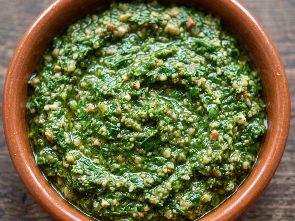 Nussige Kräuterwürze aus dem valencianischen Rezeptschatz
