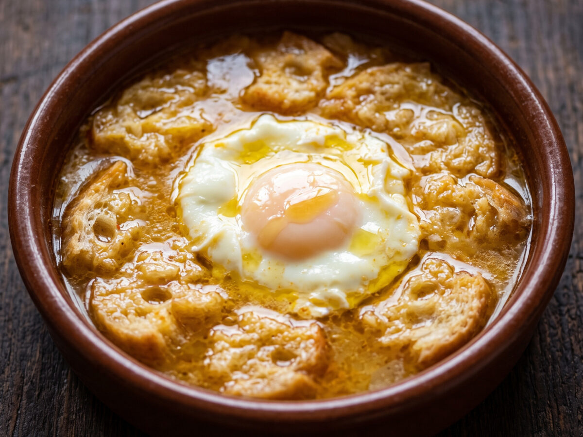 Sopa d’all mit Ei